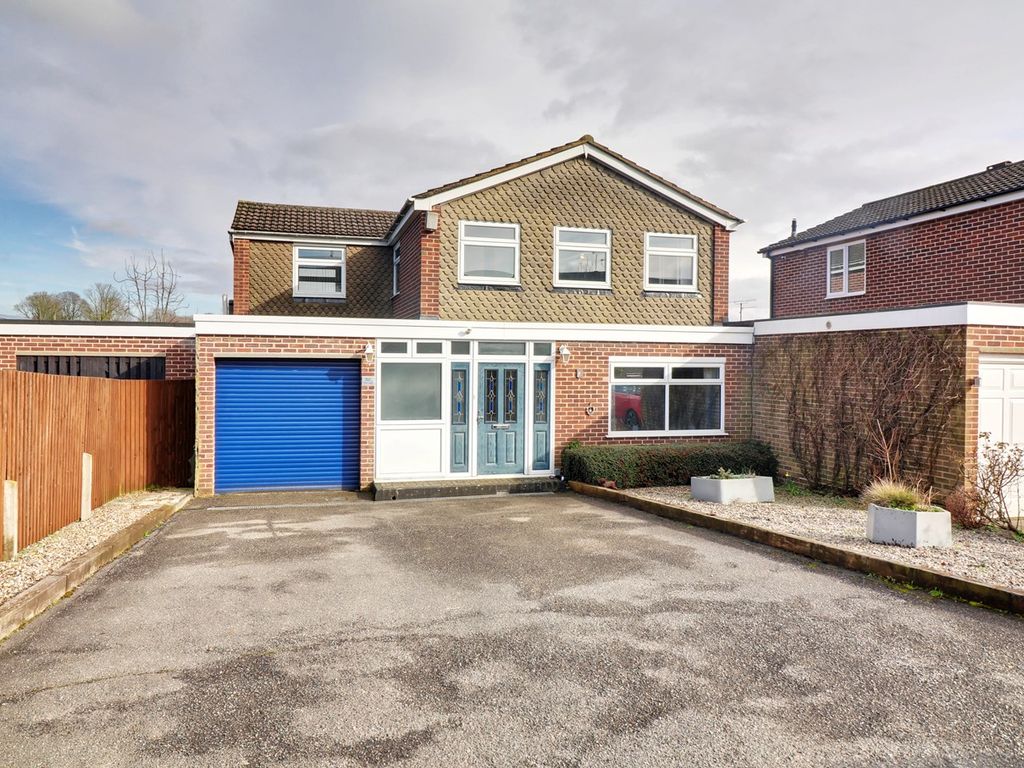 4 bed link detached house for sale in The Crest, Sawbridgeworth CM21, £