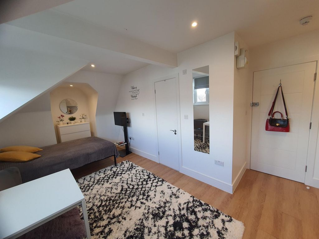 Studio to rent in St Andrews Road, London NW11 Zoopla