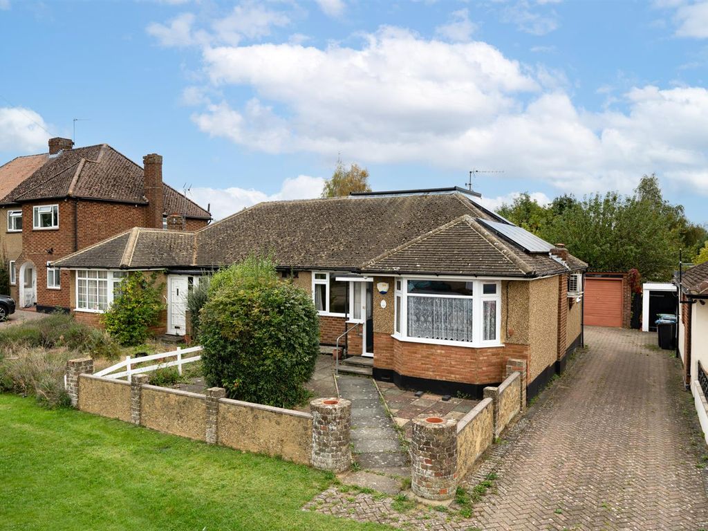2 bed semidetached bungalow for sale in Adeyfield Gardens, Hemel