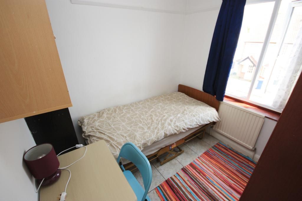 Room to rent in Hoylake Road, East Acton, London W3 Zoopla