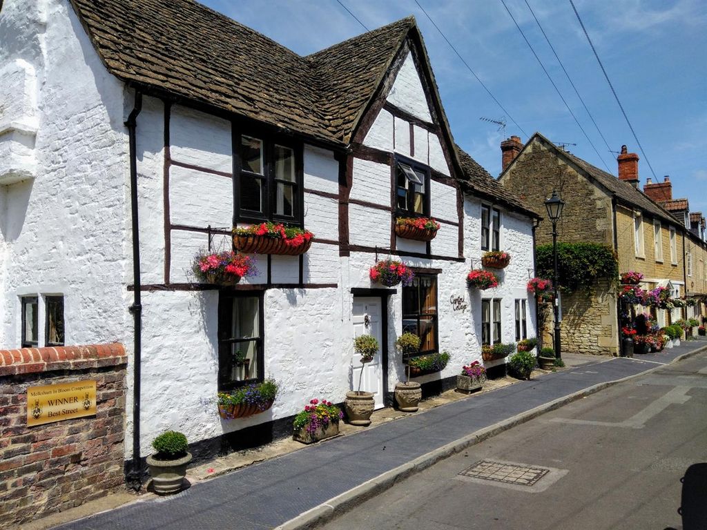 5 bed linkdetached house for sale in Church Walk, Melksham SN12, £