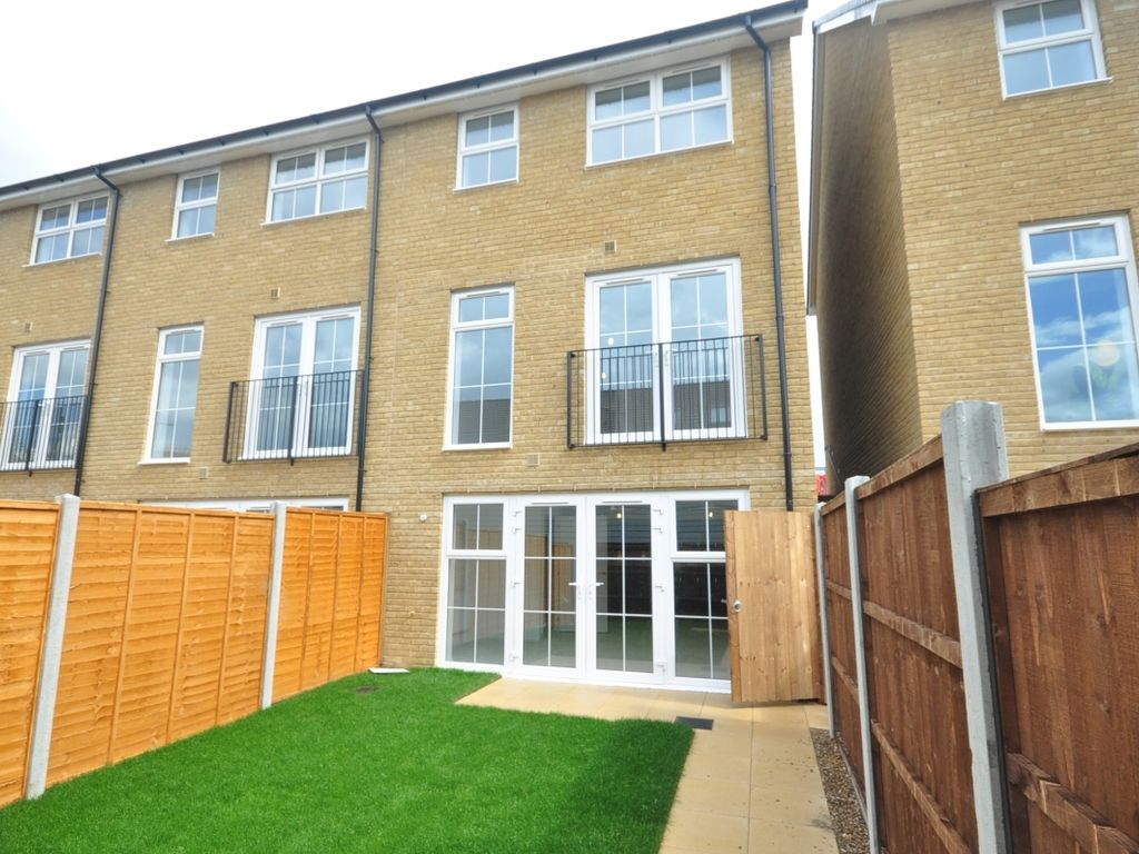 3 bed terraced house to rent in Temple Hill, Dartford DA1, £2,000 pcm