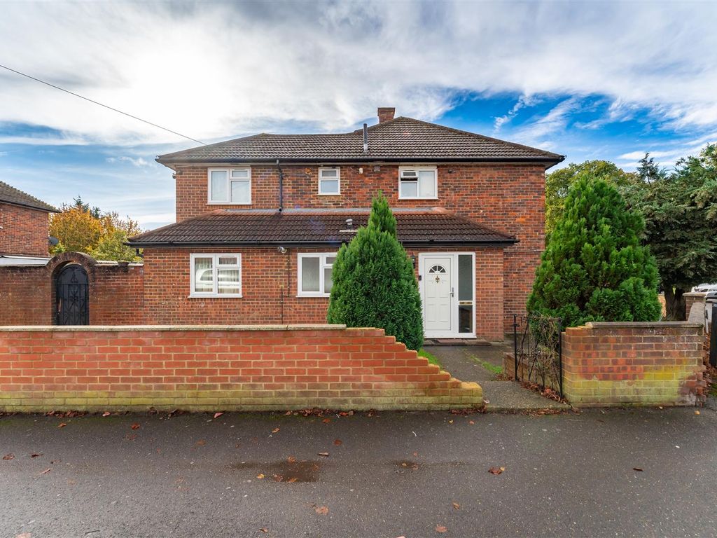 4 bed end terrace house for sale in Trelawney Avenue, Langley, Slough