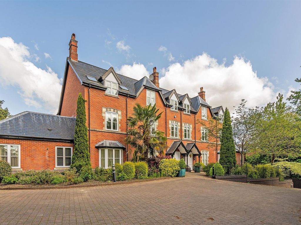 2 bed flat for sale in Avenue Road, Dorridge, Solihull B93, £475,000