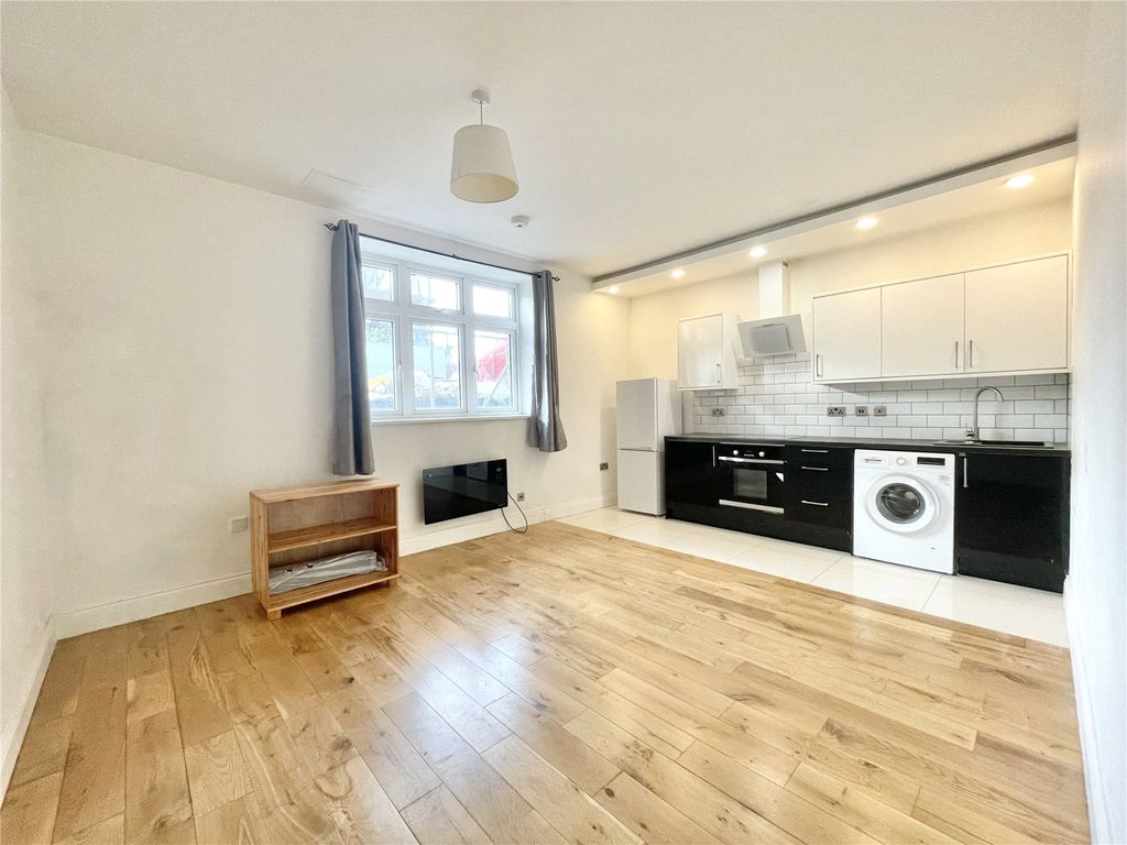 2 bed flat to rent in Mill House, Windmill Lane UB2, £1,700 pcm Zoopla