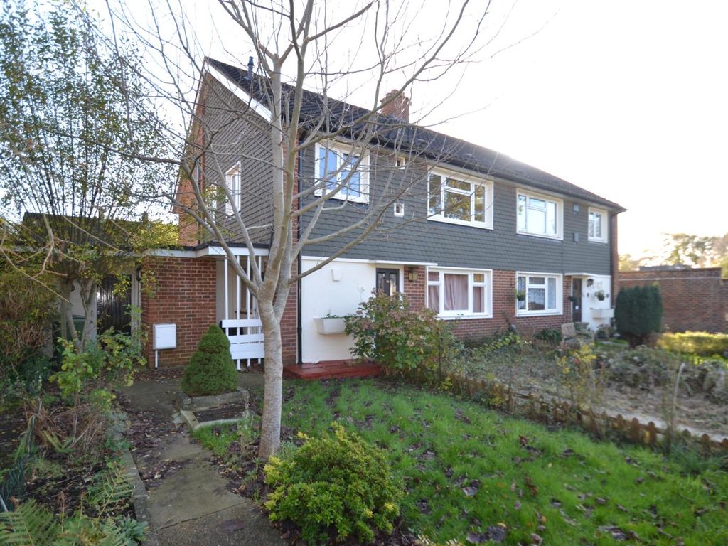 2 Bed Maisonette For Sale In Webster Close Oxshott Leatherhead Kt22