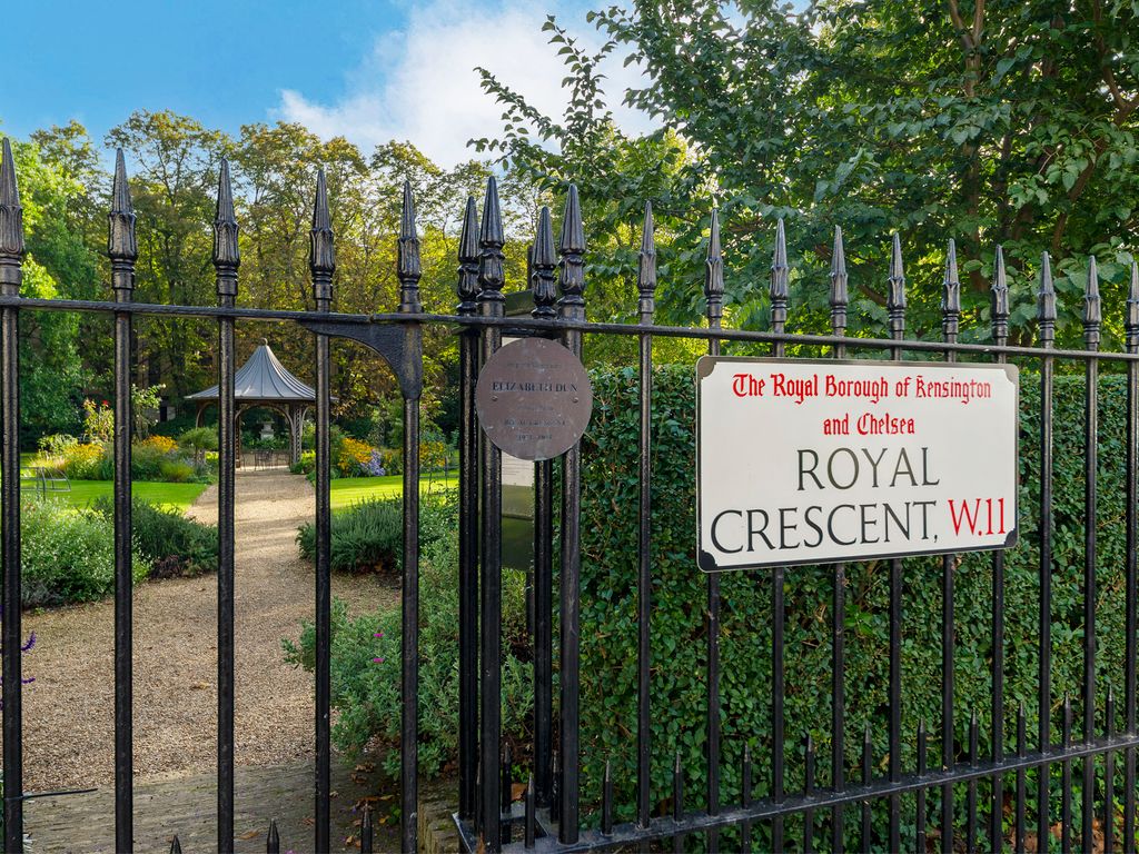 2 bed flat for sale in Royal Crescent, Holland Park, London W11, £