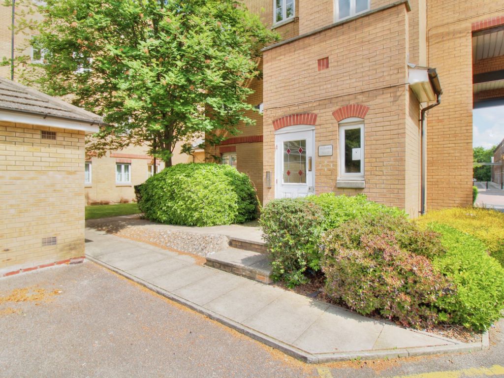 2 bed flat for sale in Gidea Park, Romford RM2 Zoopla