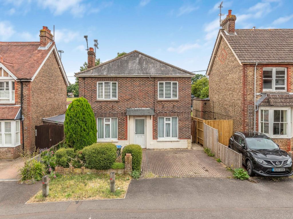 2 bed flat for sale in Junction Road, Burgess Hill, West Sussex RH15, £