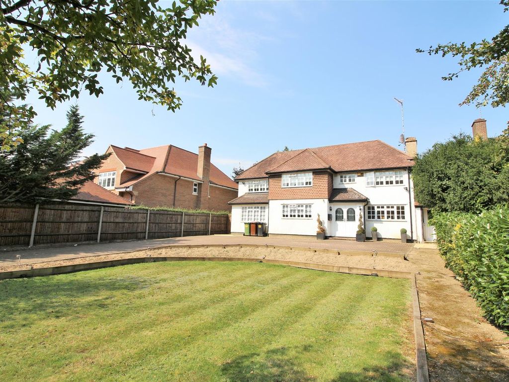 5 bed detached house to rent in Aldenham Avenue, Radlett, Hertfordshire