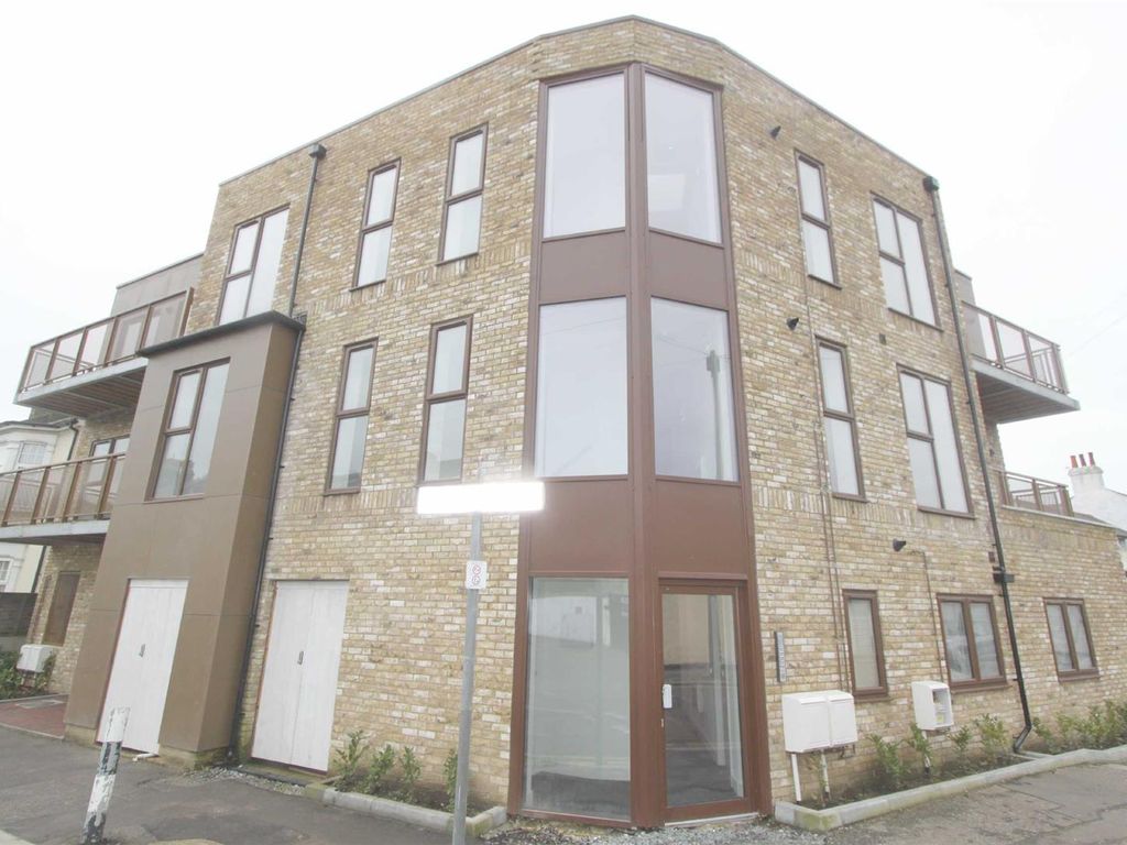 2 bed flat to rent in Burdett Road, SouthendOnSea SS1, £1,150 pcm