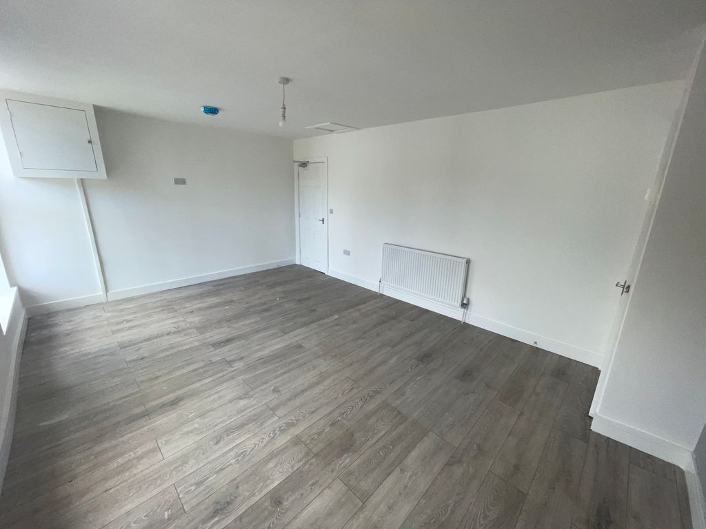 1 bed flat to rent in Neath Road, Neath SA11, £650 pcm Zoopla