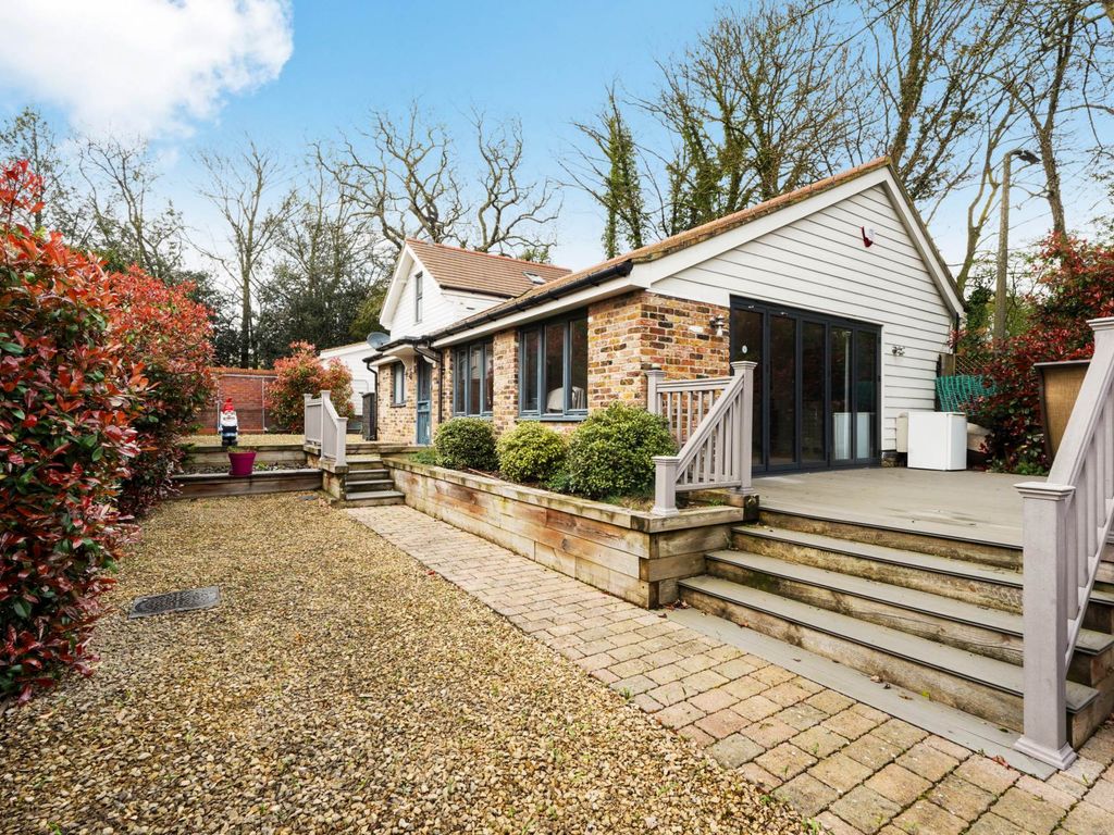 3 bed detached house for sale in Lingmere Close, Chigwell Row IG7, £