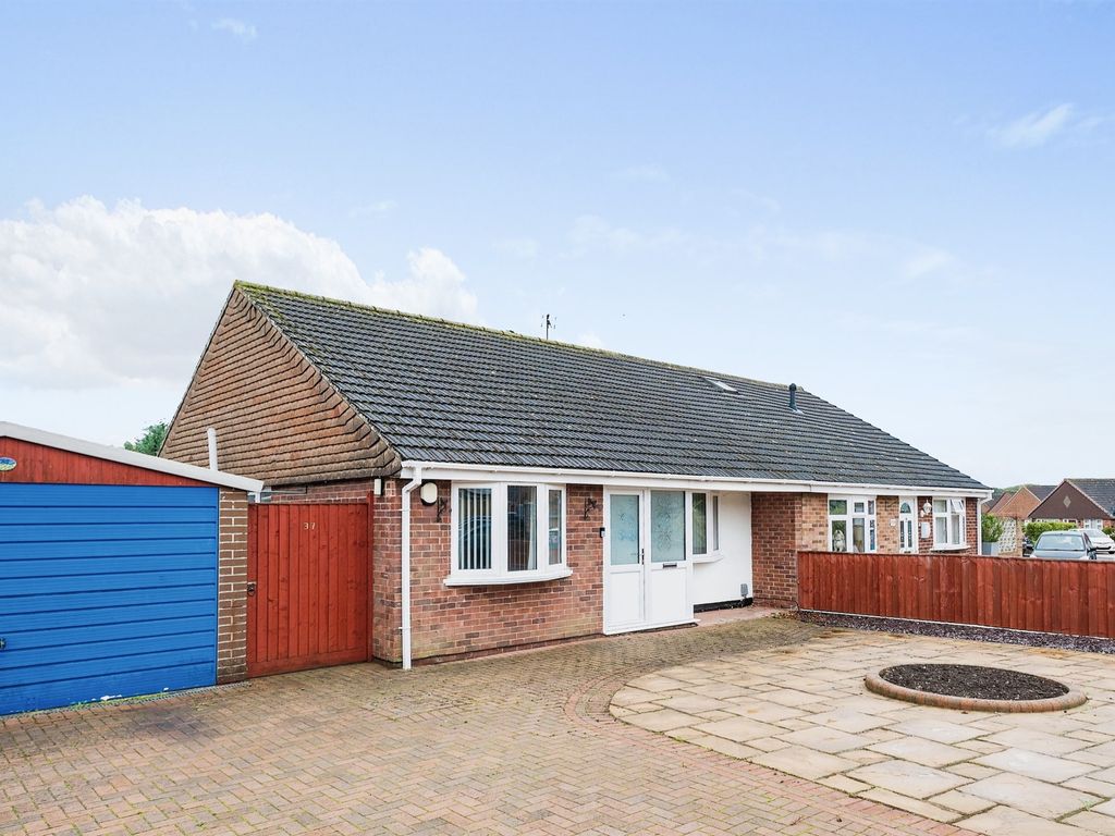 3 bed semidetached bungalow for sale in Derwent Drive, Swindon SN2, £