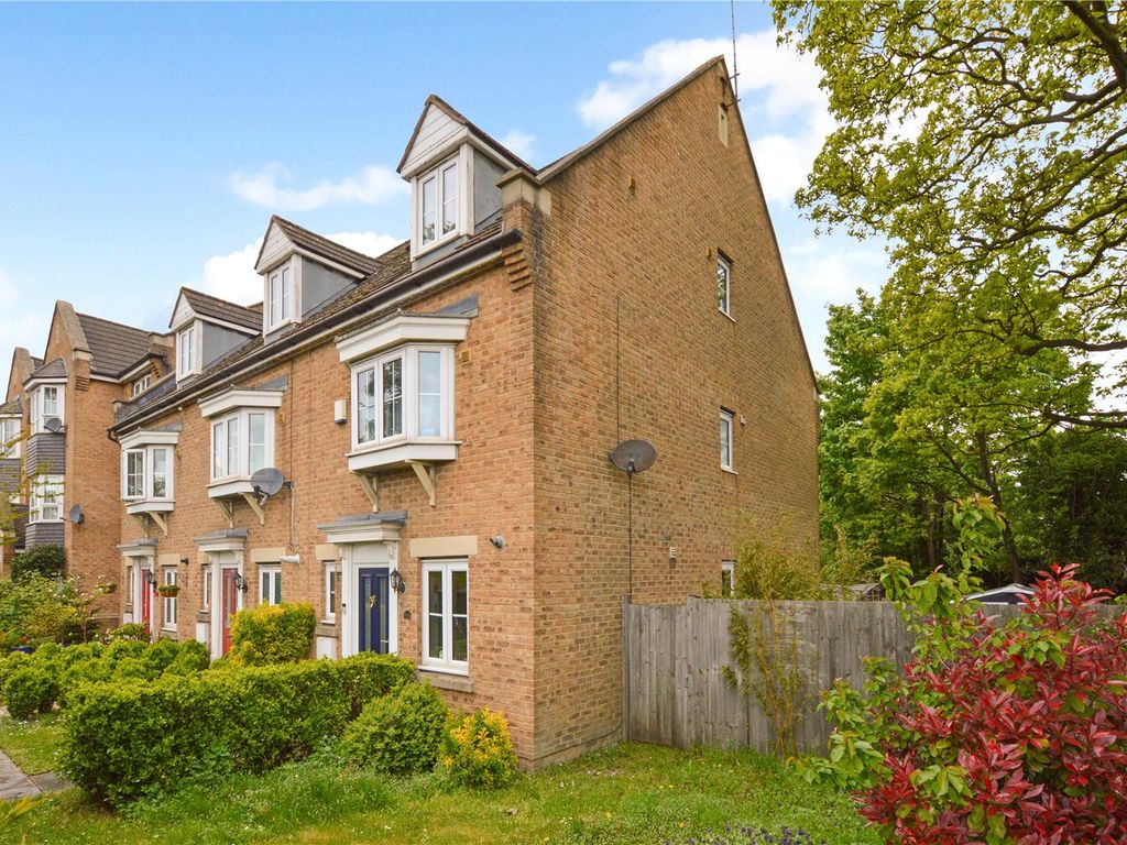 3 bed end terrace house for sale in Luton Road, Dunstable, Bedfordshire