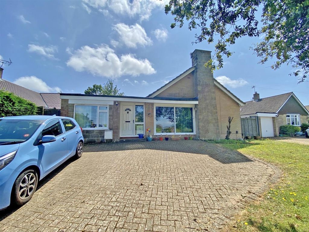 4 bed detached bungalow for sale in Brocks Copse Road, Wootton Bridge