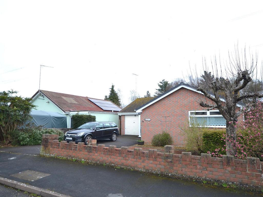 3 bed detached bungalow for sale in Acacia Avenue, Verwood BH31, £
