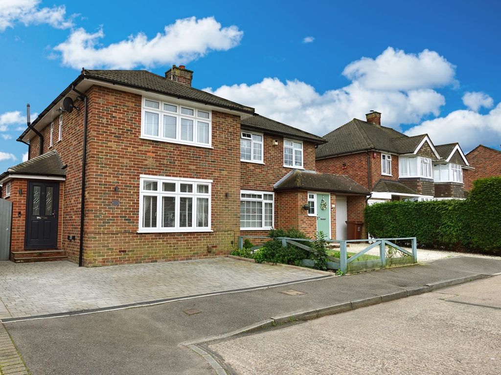 3 bed semidetached house for sale in Chalfont Drive, Rainham ME8, £