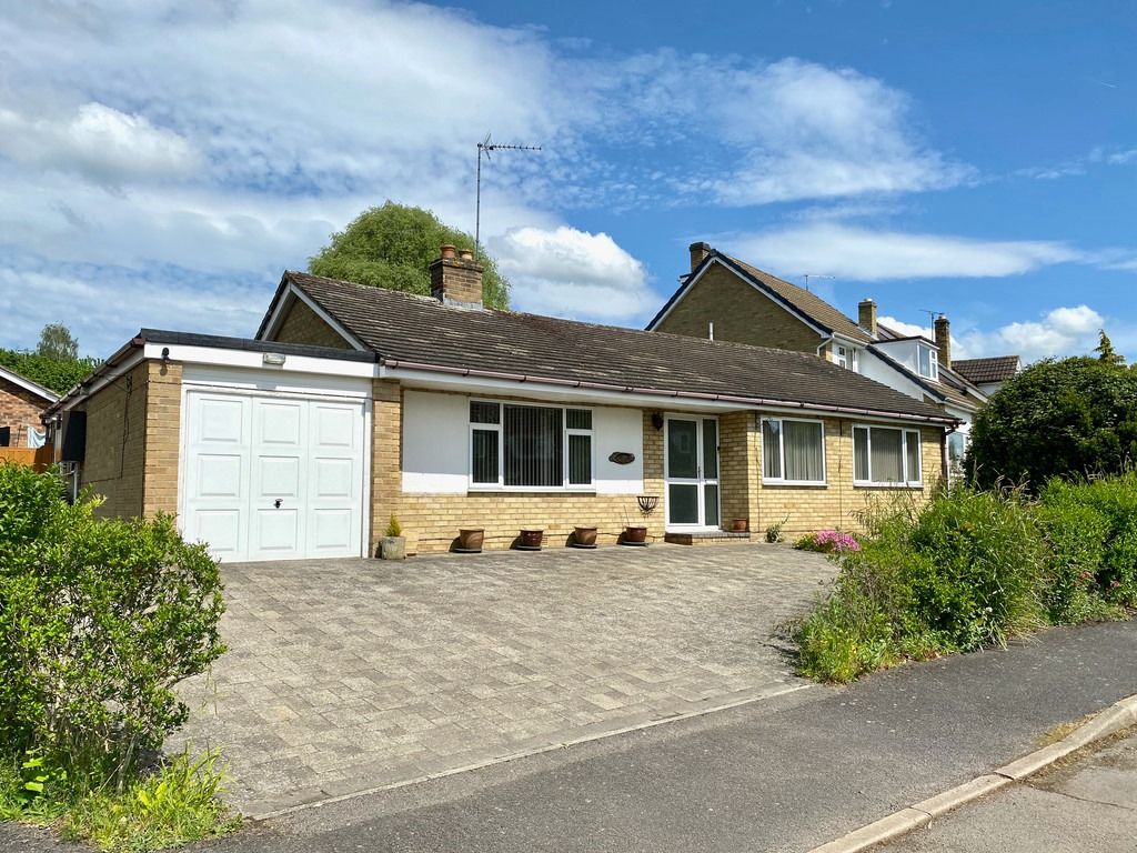 4 bed bungalow for sale in Owl End Way, Lower Boddington NN11, £475,000