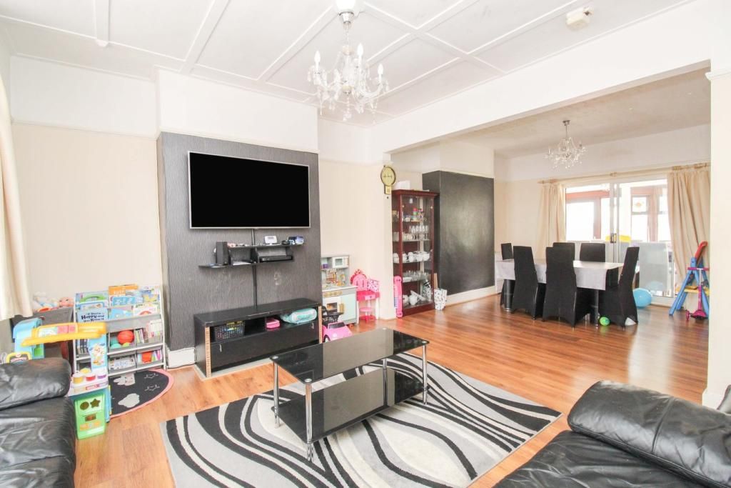 5 bed terraced house to rent in St. Luke Path, Lowbrook Road, Ilford