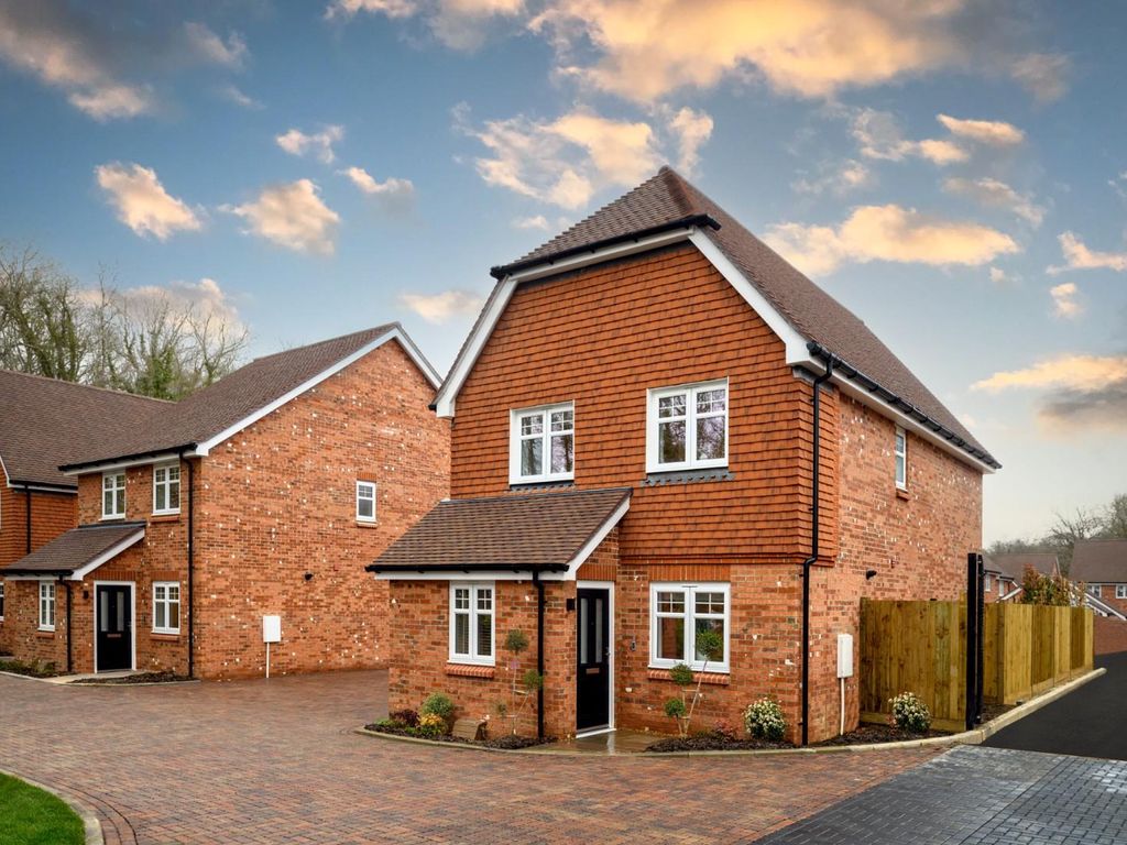 3 bed detached house to rent in Merrifield Lane, Burgess Hill RH15, £