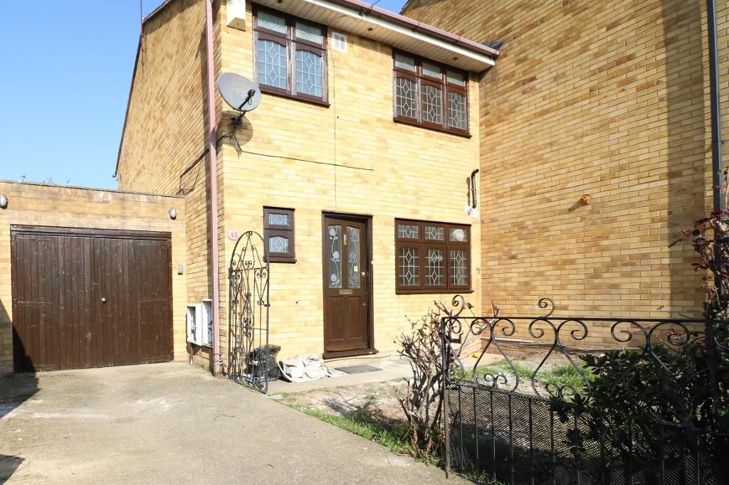 3 bed end terrace house to rent in Oval Road South, Dagenham, London