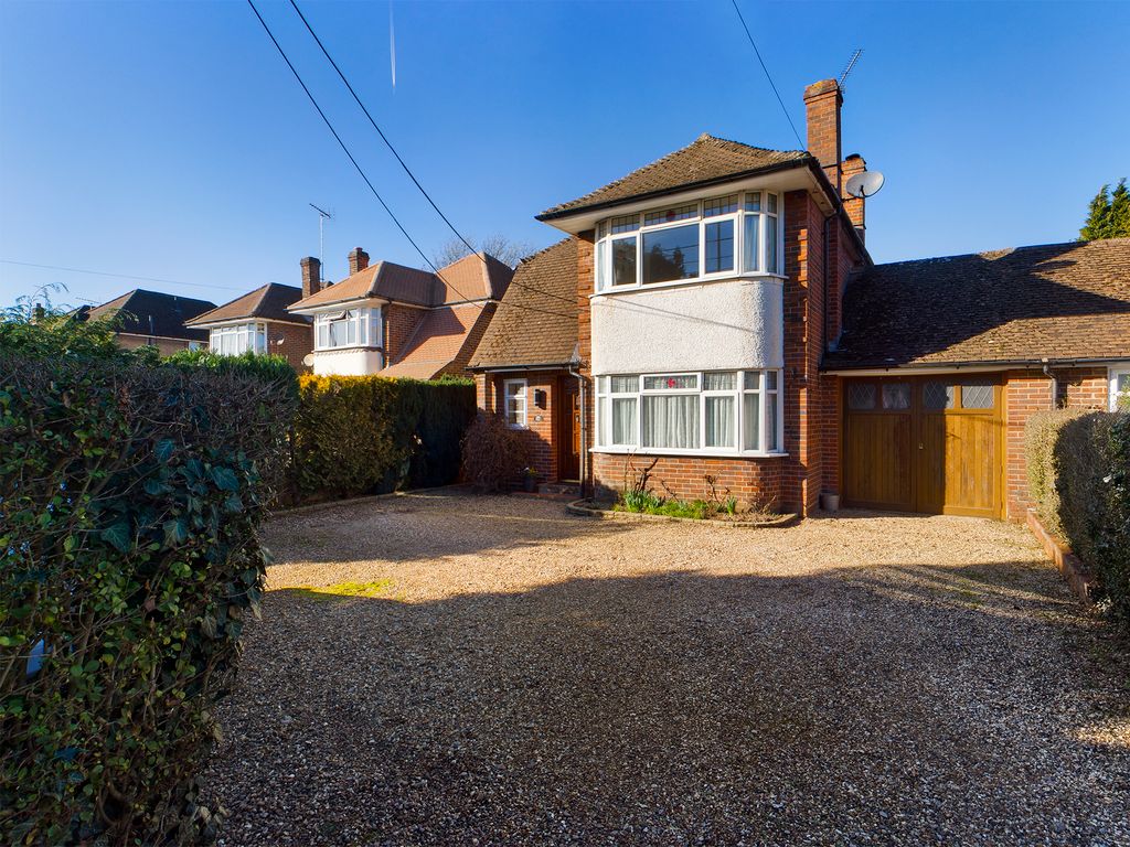 3 bed linkdetached house for sale in Amersham Road, Hazlemere, High