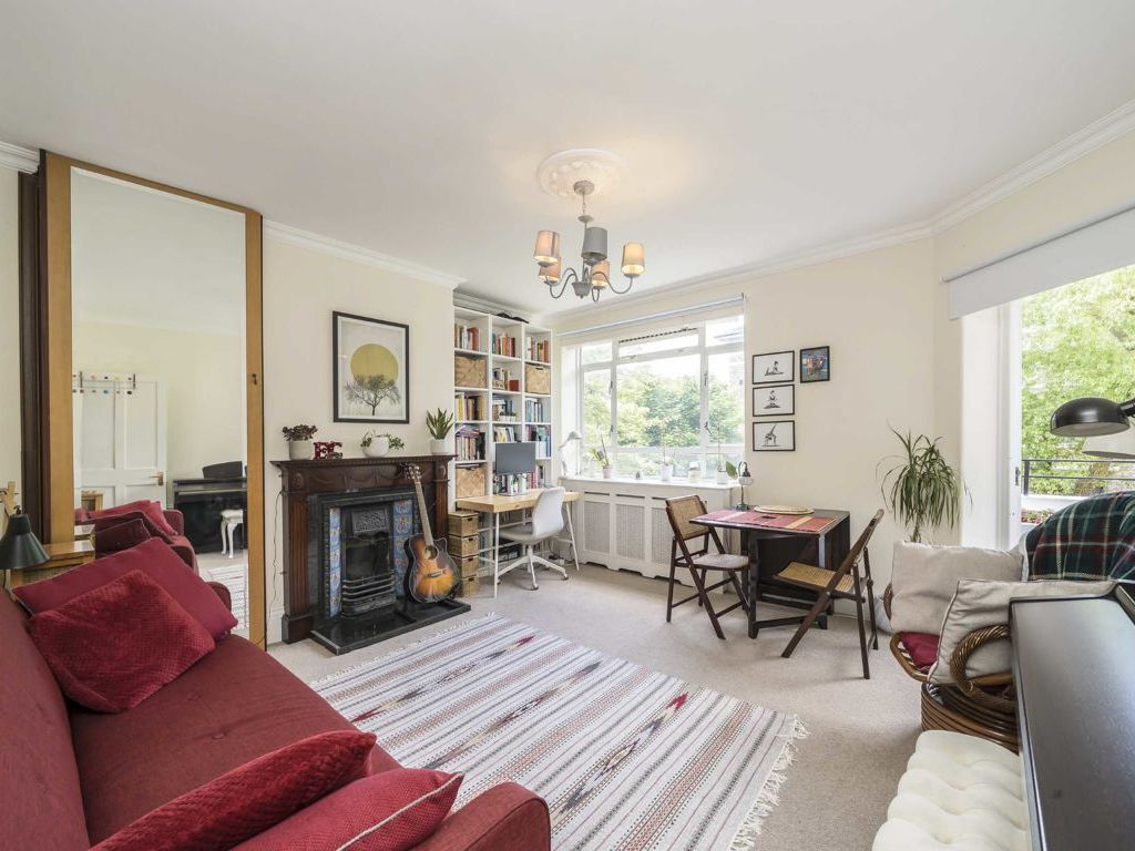 1 bed flat for sale in Mackenzie Close, White City Estate, London W12