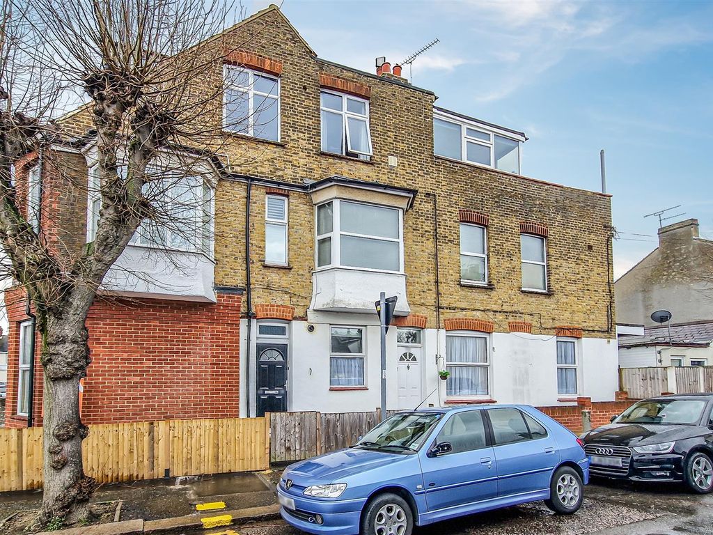 3 bed for sale in Fairmead Avenue, WestcliffOnSea, Essex