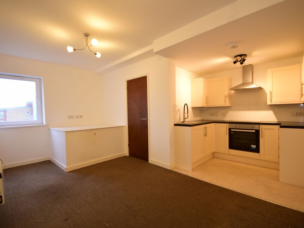 2 bed flat to rent in Basing Road, Havant PO9, £900 pcm Zoopla
