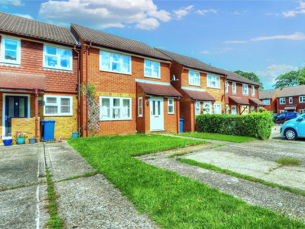 3 bed end terrace house for sale in Woodpeckers, Milford, Godalming