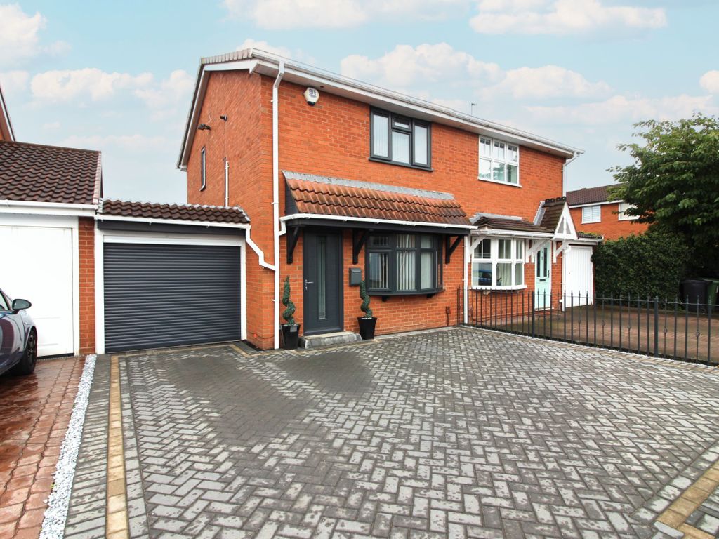 3 bed semidetached house for sale in Kington Close, Willenhall WV12, £