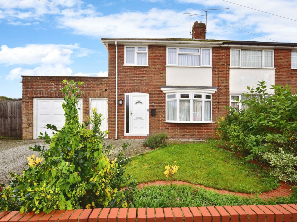 4 bed semidetached house for sale in Spencer Way, Maidstone ME15, £