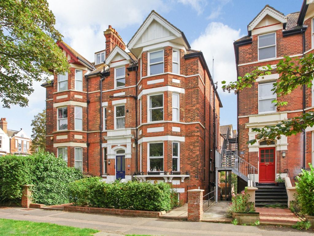 2 bed flat to rent in Earls Avenue, Folkestone, Kent CT20, £1,100 pcm