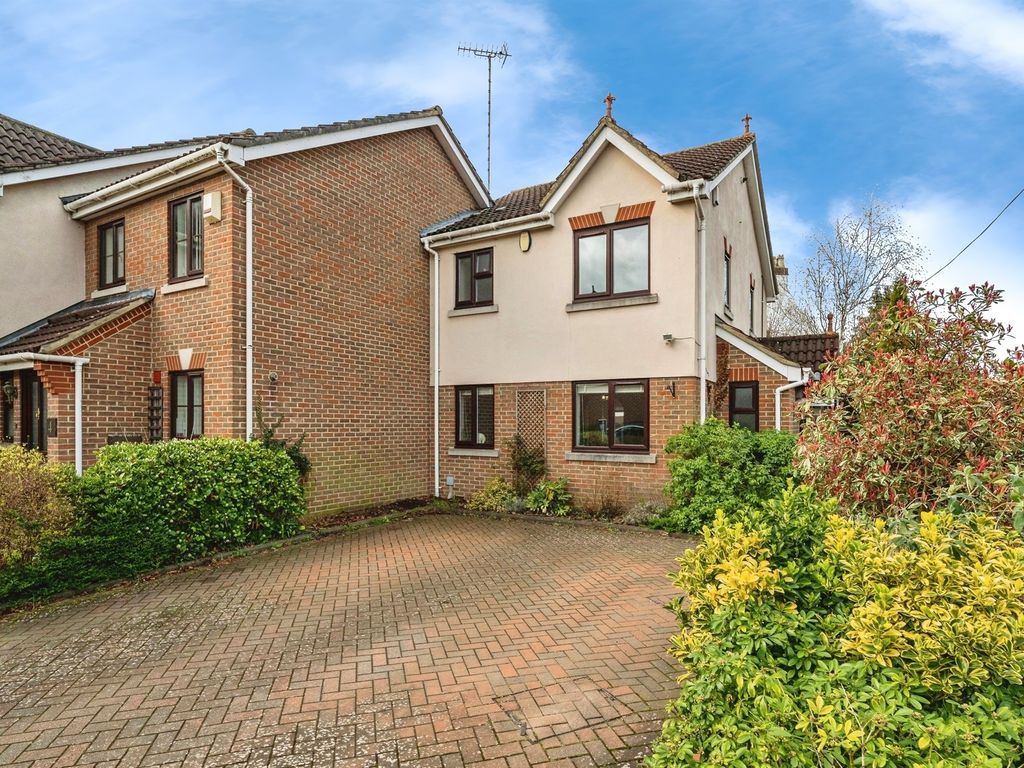 3 bed end terrace house for sale in Colnbrook Close, London Colney, St
