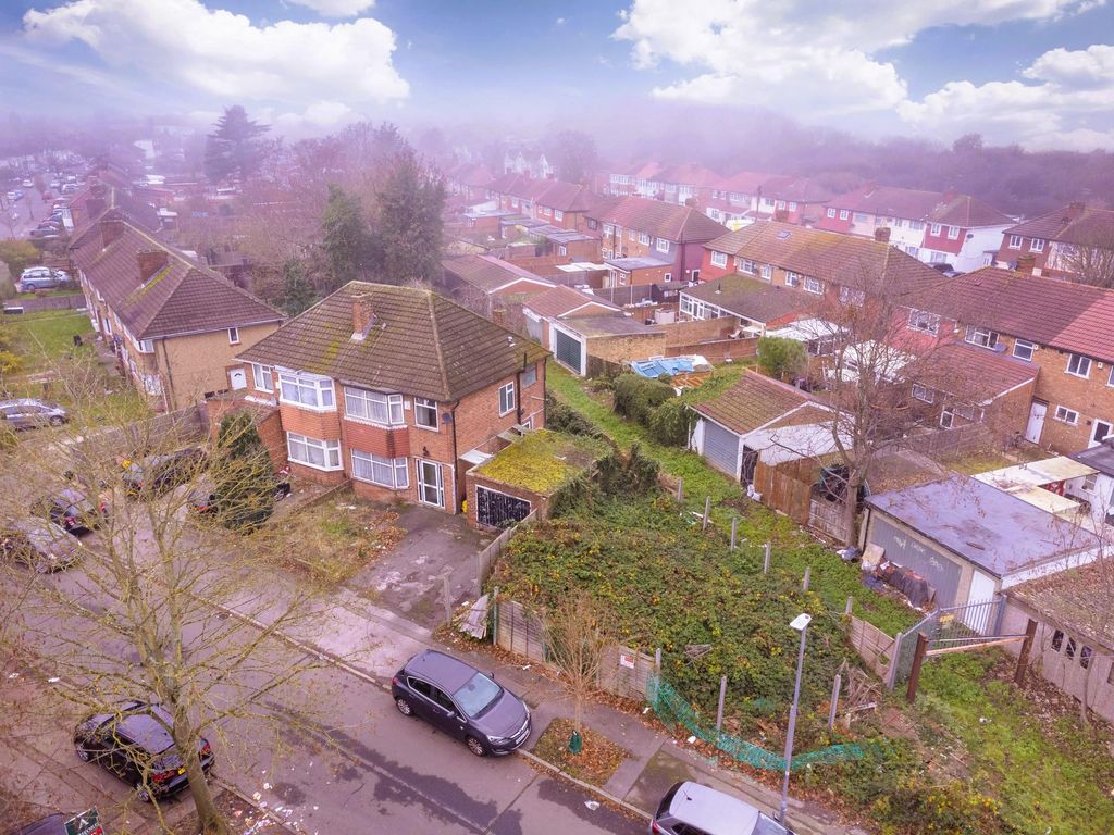 3 bed semidetached house for sale in Berwick Avenue, Hayes, Middlesex