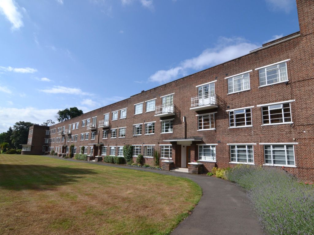 3 bed flat to rent in Meadowside, Cambridge Park, East Twickenham