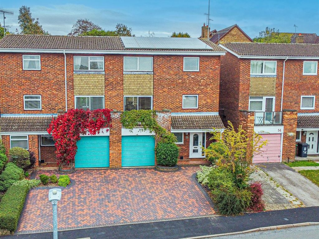 5 bed town house for sale in Walnut Grove, Hemel Hempstead HP2, £