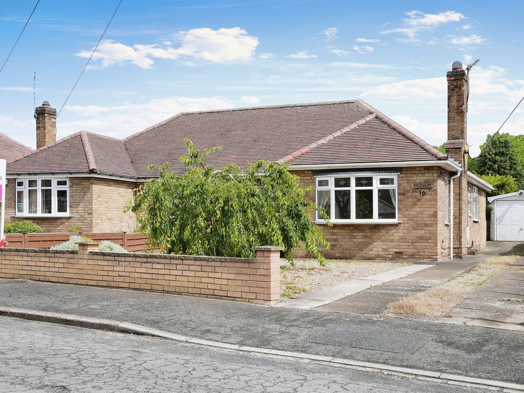 2 bed semidetached bungalow for sale in Haydon Close, Willerby, Hull