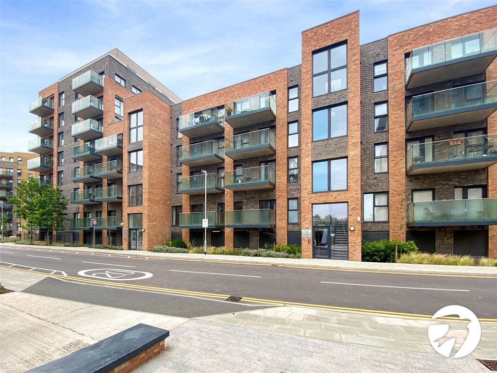 3 bed flat to rent in William Mundy Way, Dartford, Kent DA1, £2,100 pcm