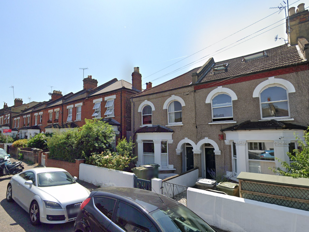 3 bed flat to rent in Wellfield Road, Streatham, London SW16, £2,000