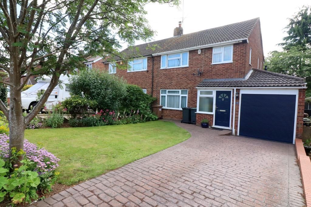 3 bed semidetached house for sale in Watermead Road, Luton