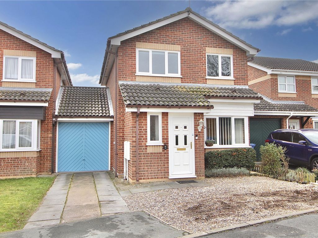 3 bed linkdetached house for sale in Bramblewood, Ipswich, Suffolk IP8