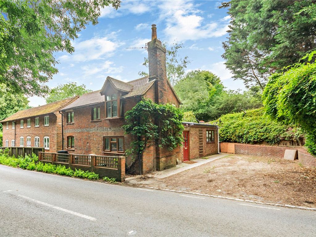 2 bed end terrace house for sale in Wantage Road, Donnington, Newbury