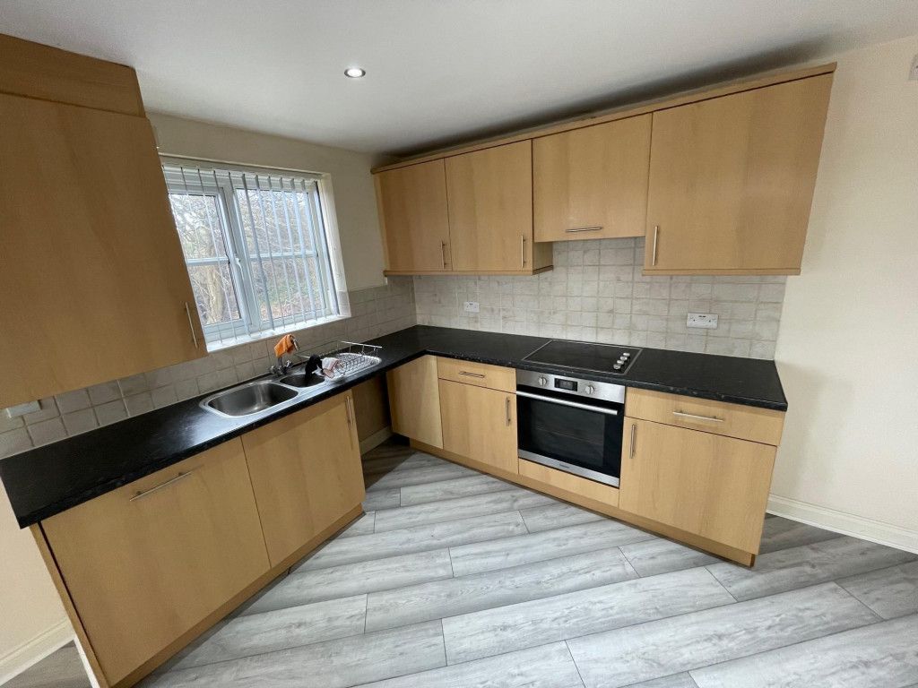 2 bed flat to rent in Crow Nest Drive, Beeston, Leeds LS11 Zoopla