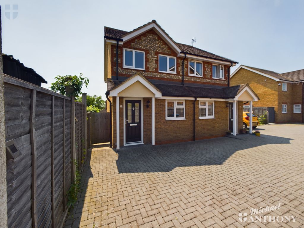 2 bed semidetached house for sale in Briars Close, Aylesbury HP19, £