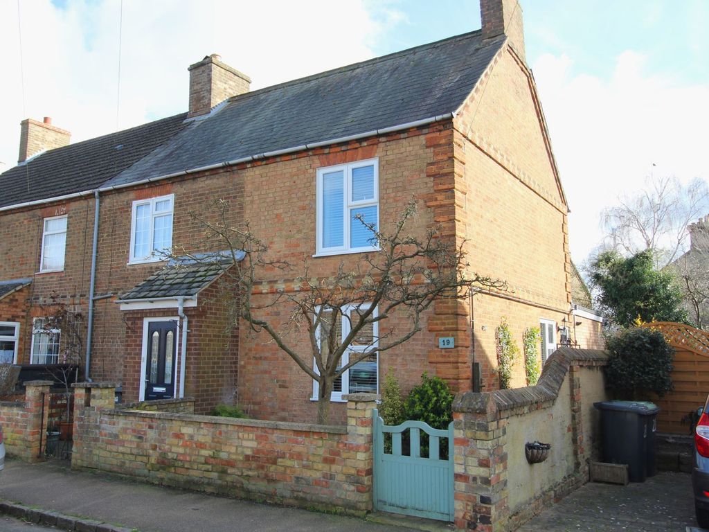 2 bed end terrace house for sale in Laburnum Road, Sandy SG19, £250,000