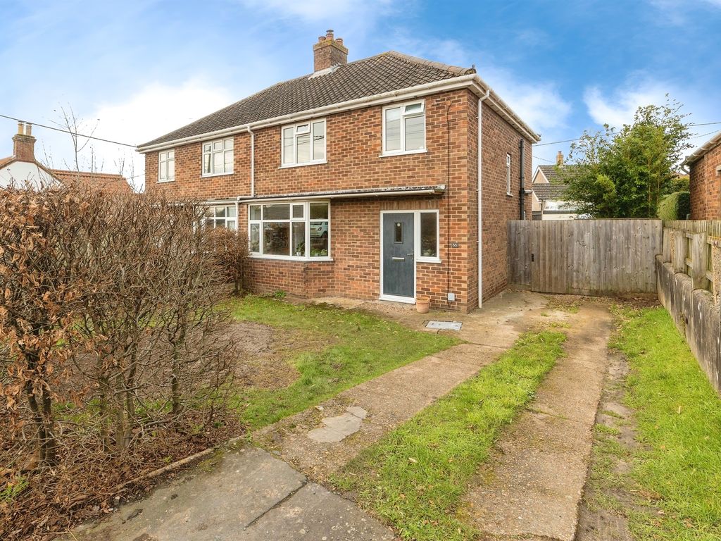 3 bed semidetached house for sale in Melton Road, Wymondham NR18, £
