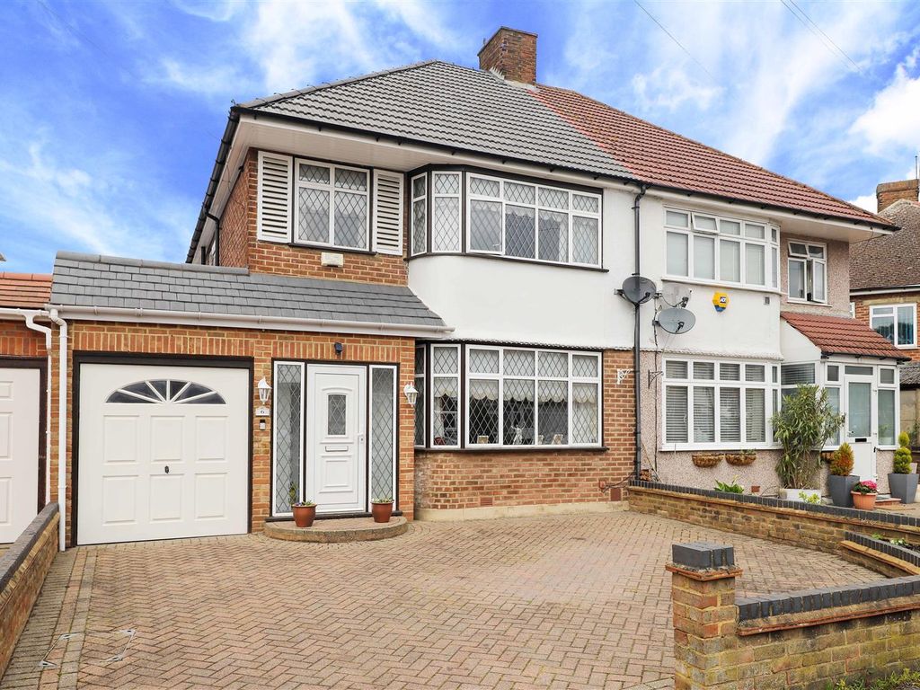 3 bed semidetached house for sale in Chatsworth Road, North Hayes UB4