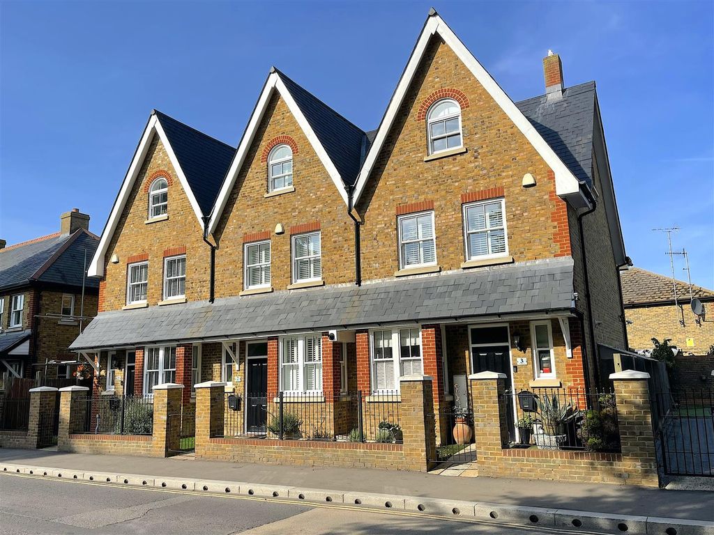 4 bed end terrace house for sale in Whitstable Road, Faversham ME13